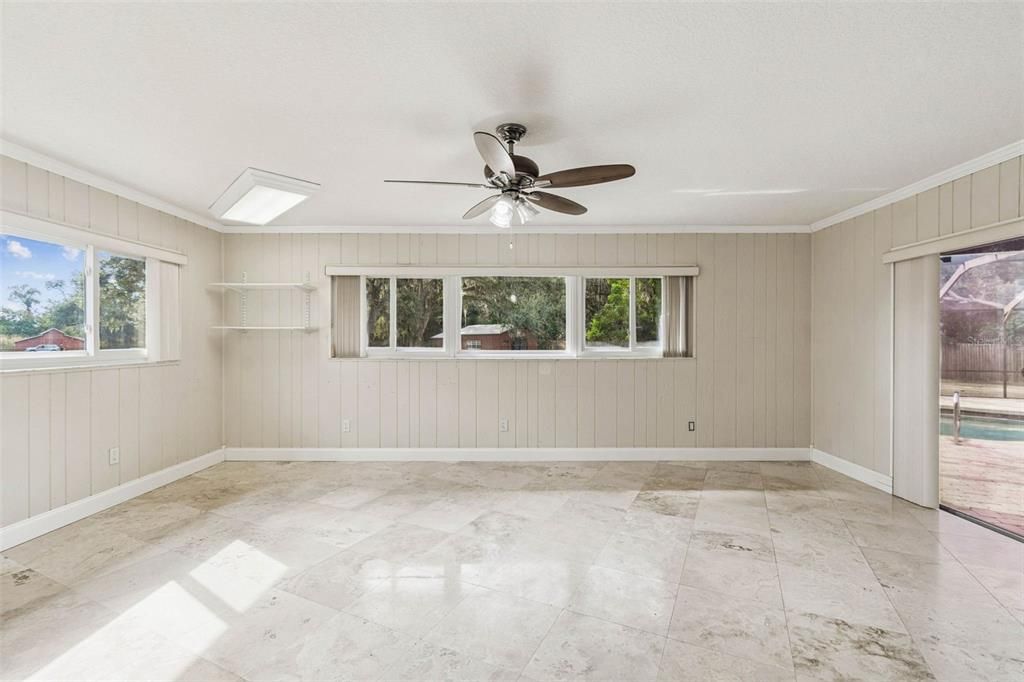 Empty room, Interior