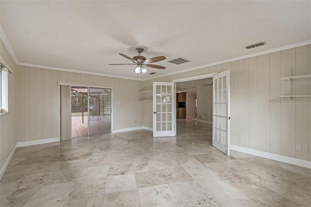 Empty room, Interior