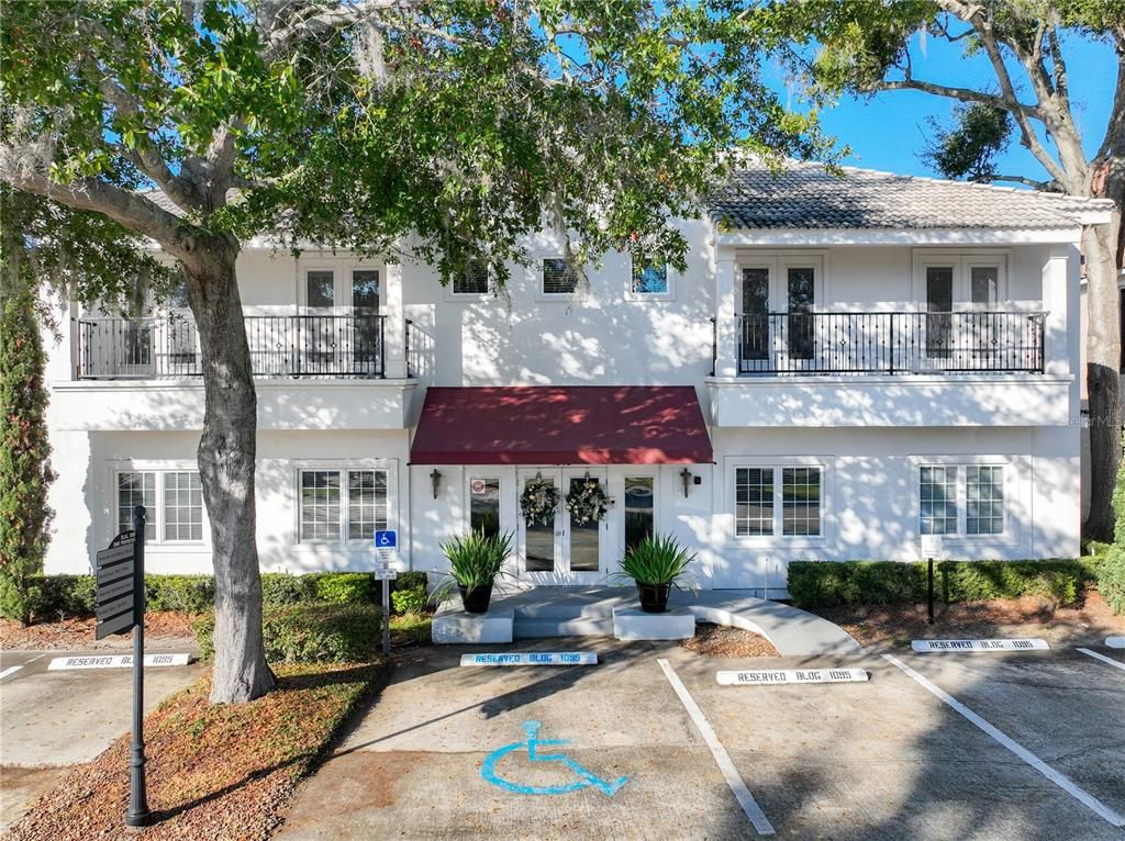 Exterior, Facade, Split Level