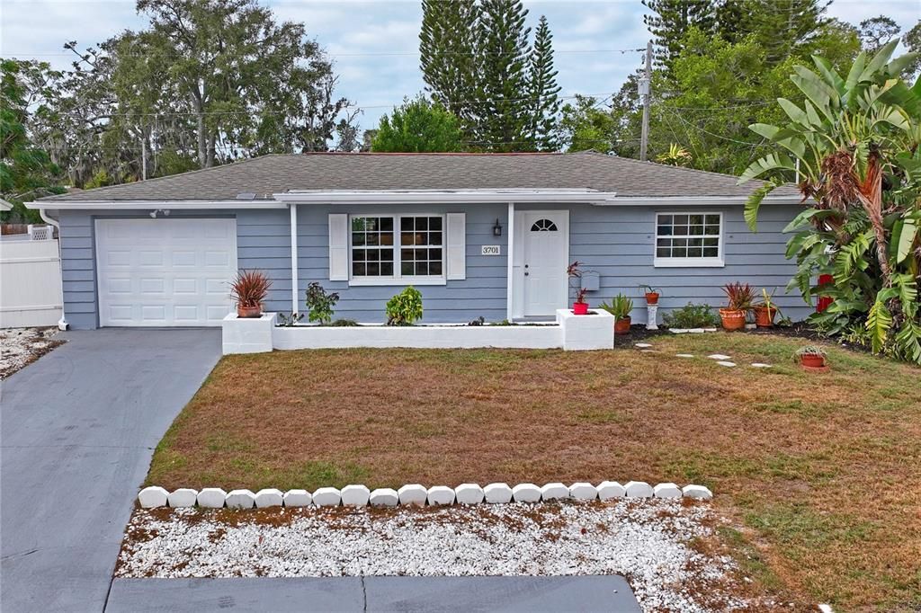 Attached, Exterior, Facade, Ranch