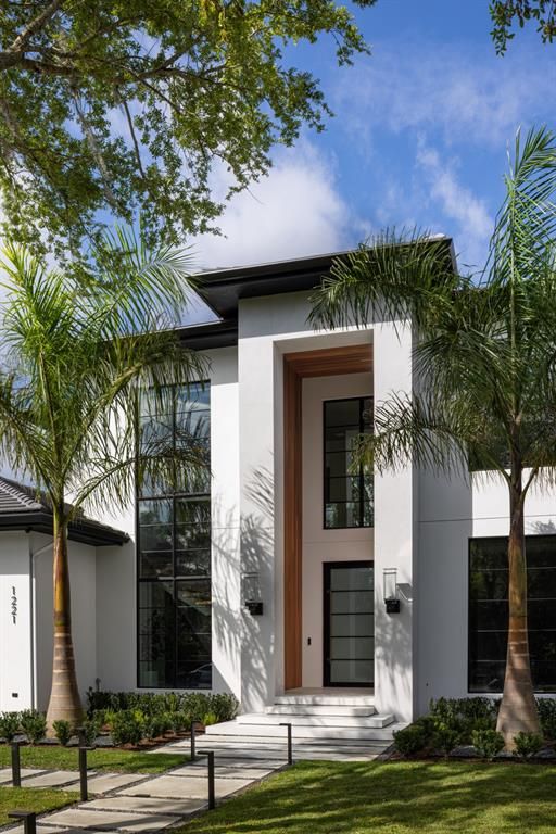 Exterior, Facade, Modern