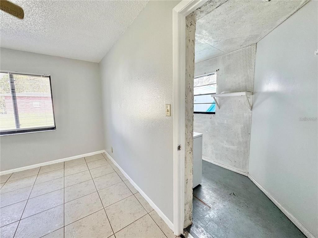 Empty room, Interior