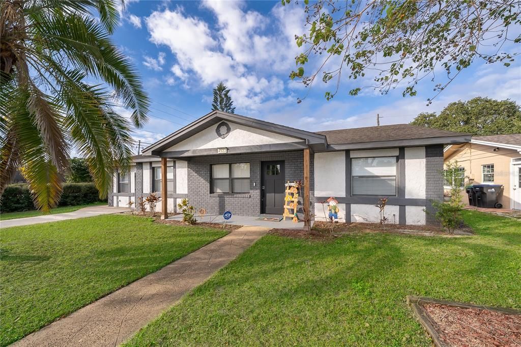 Backyard, Exterior, Facade, Brick Facade, Ranch