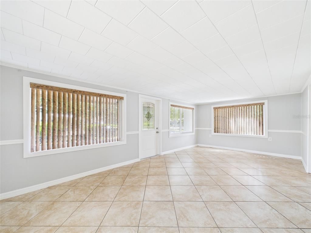 Empty room, Interior