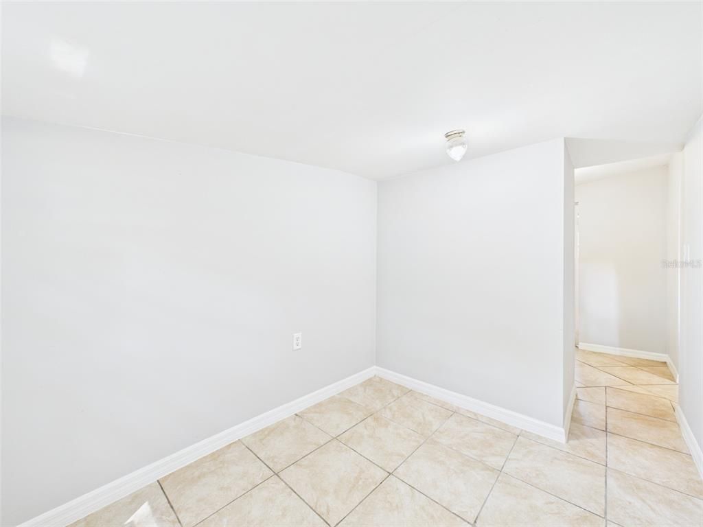 Empty room, Interior