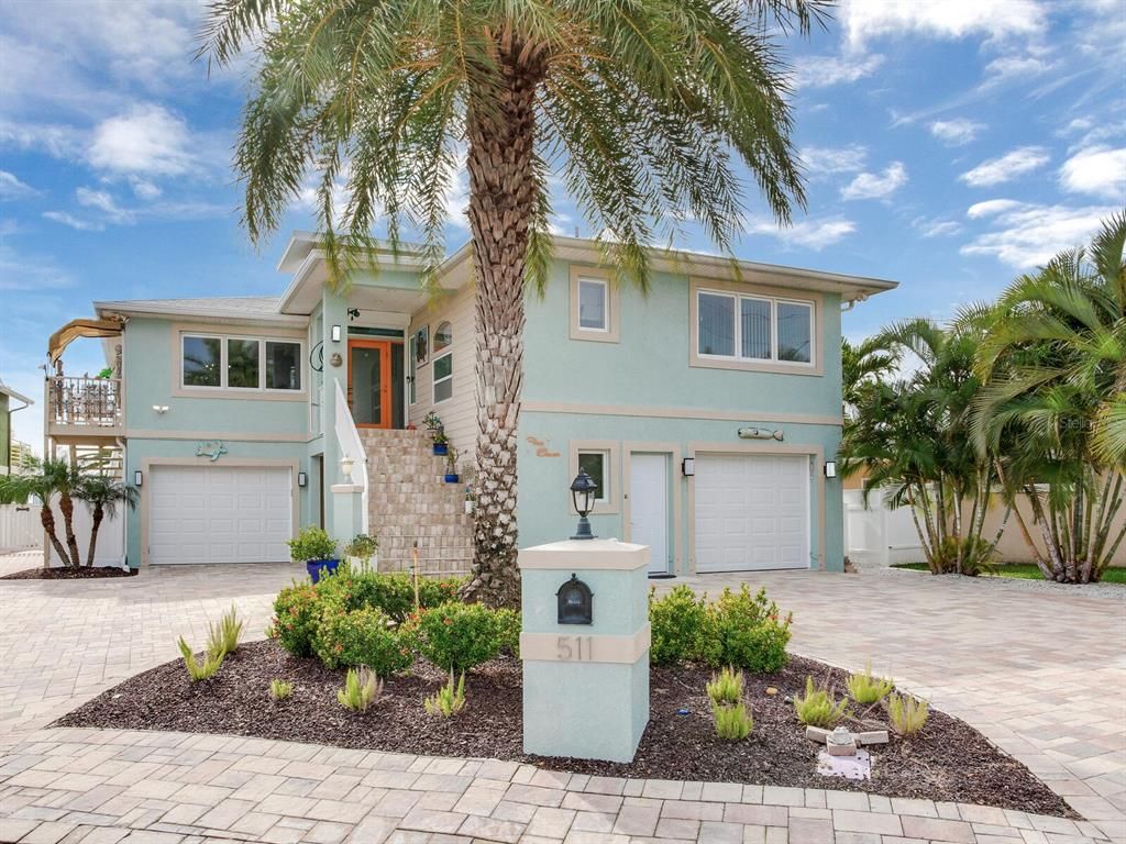 Attached, Exterior, Facade, Mediterranean