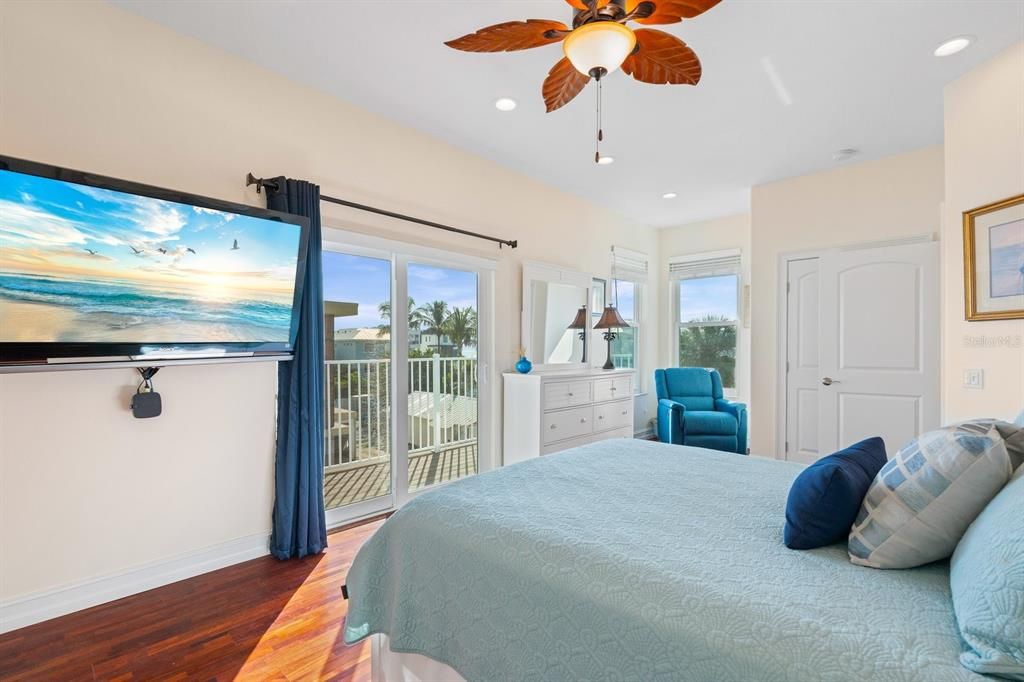 Bedroom, Interior, Recessed Lighting, Water, Wood Texture Flooring