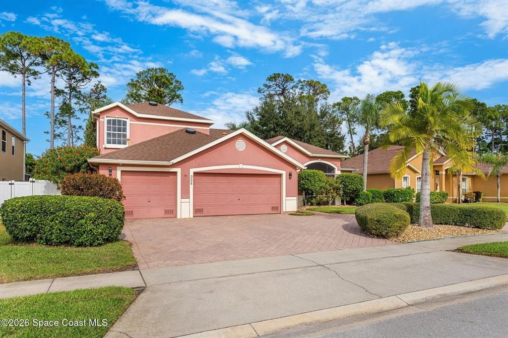 Attached, Exterior, Facade, Mediterranean