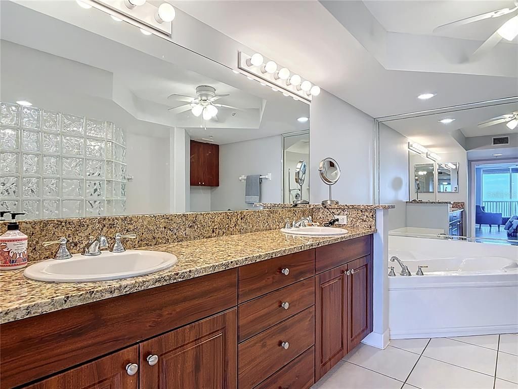 Bathroom, Dual Sink Vanities, Interior, Recessed Lighting