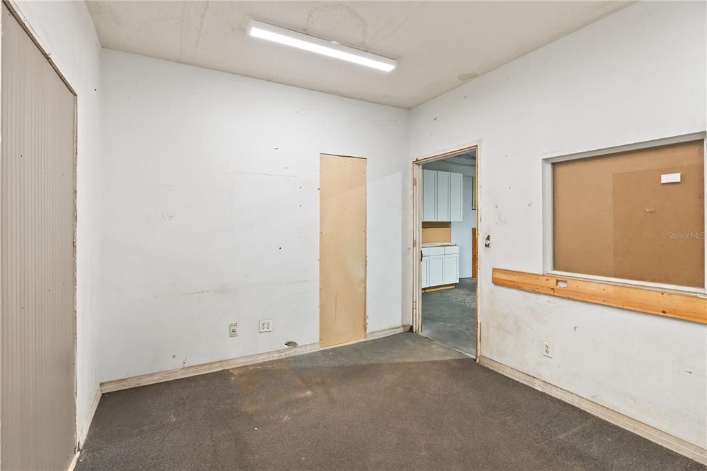 Empty room, Interior