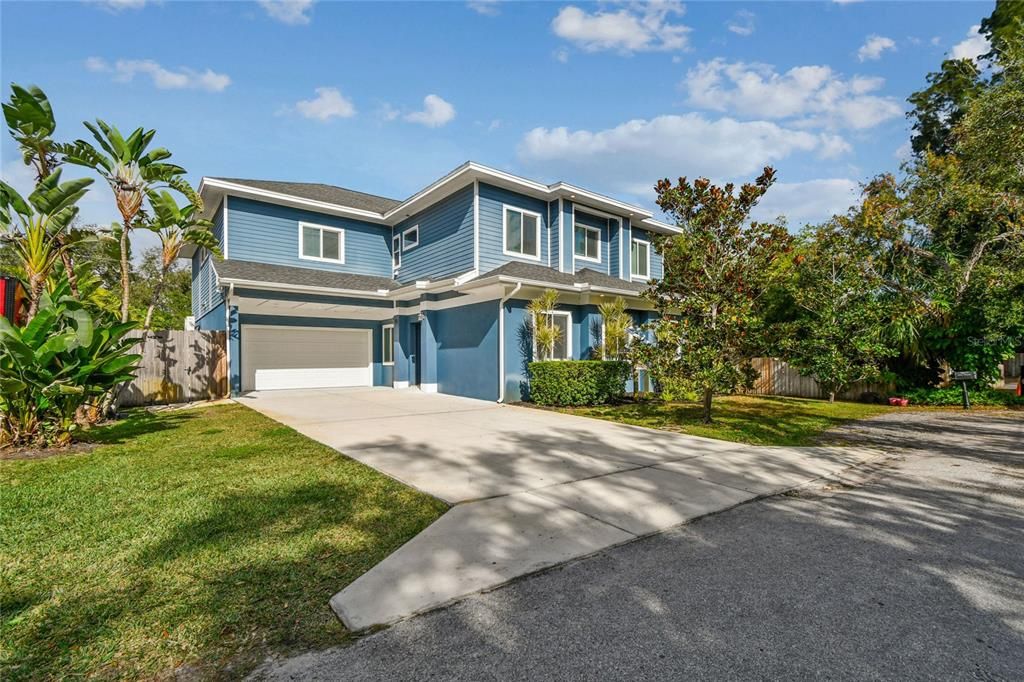 Attached, Exterior, Facade, Mediterranean