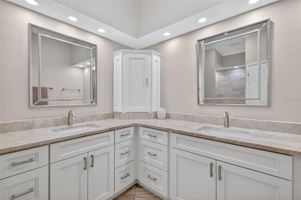 Bathroom, Dual Sink Vanities, Interior, Recessed Lighting