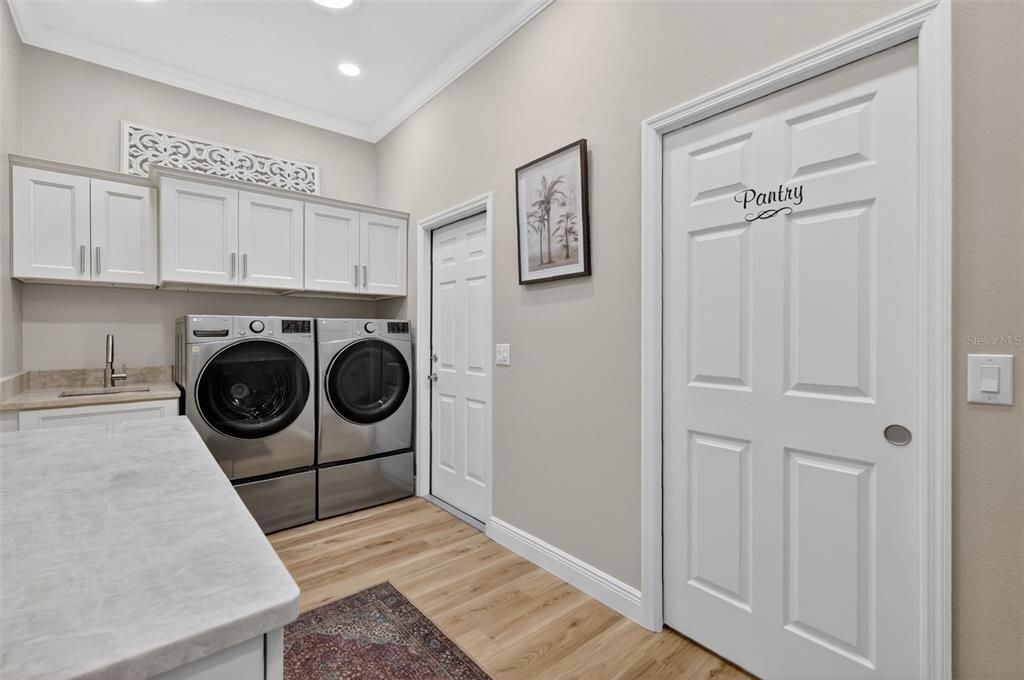 Interior, Recessed Lighting, Washer, Wood Texture Flooring