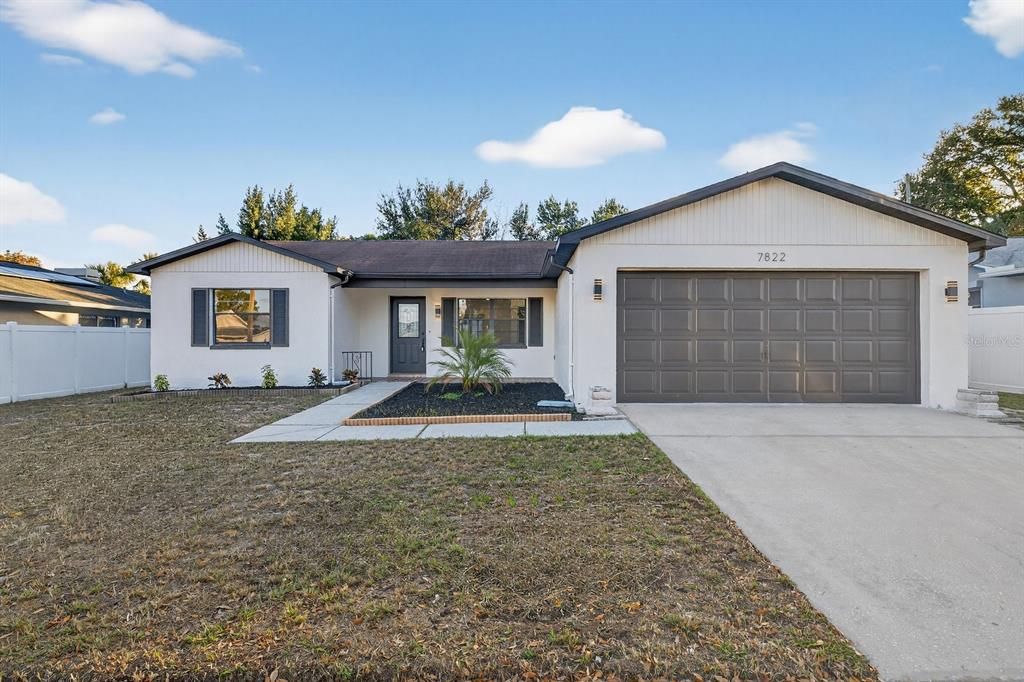 Attached, Exterior, Facade, Ranch