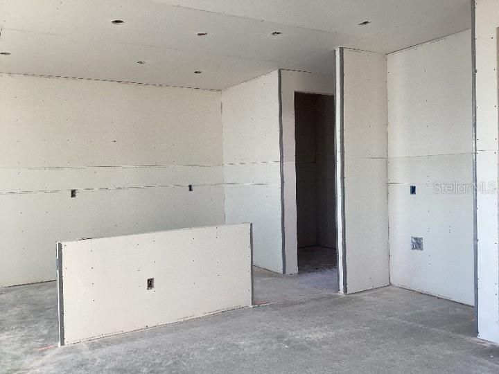 Empty room, Interior