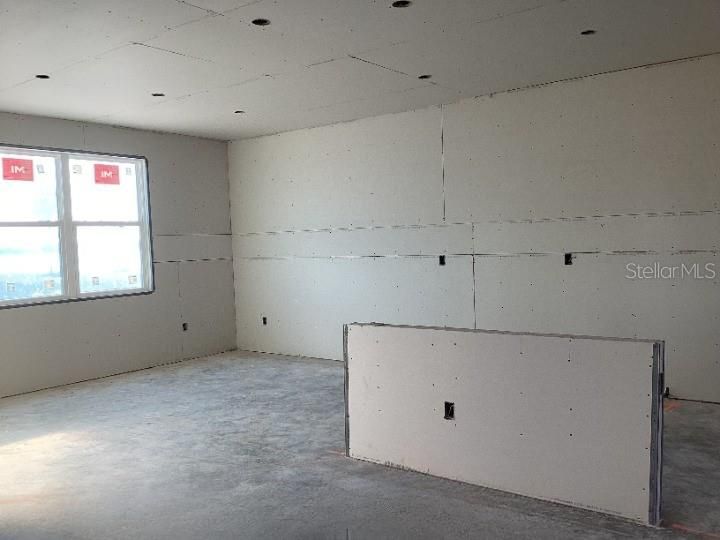 Empty room, Interior