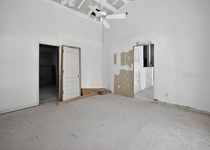 Empty room, Interior