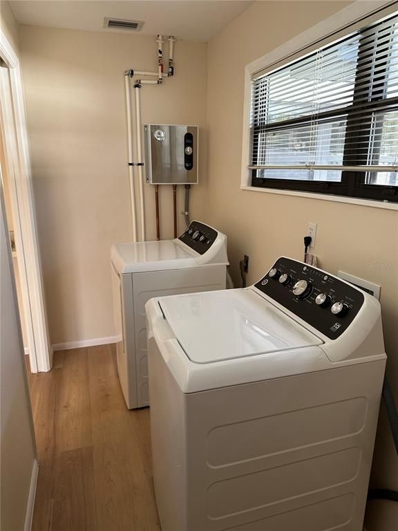 Interior, Washer, Wood Texture Flooring