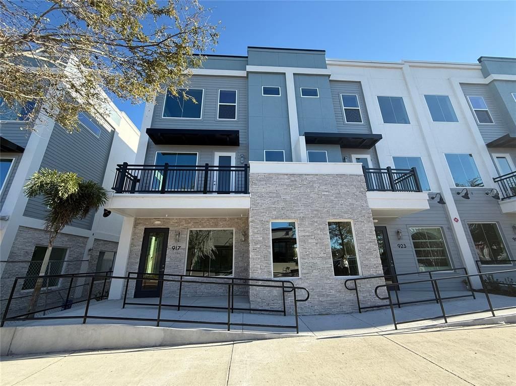 Exterior, Facade, Rowhouse