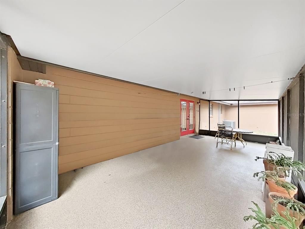 Empty room, Interior