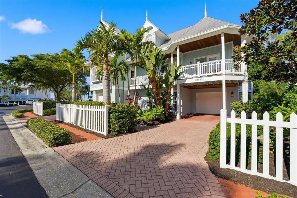 Attached, Exterior, Facade, American Craftsman