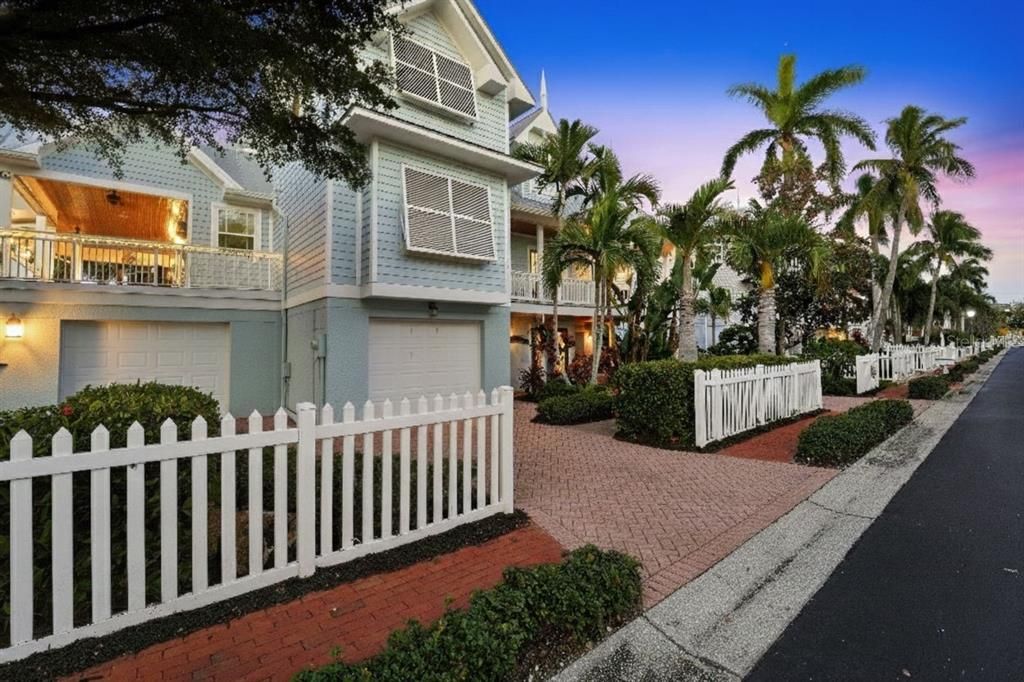 Attached, Exterior, Facade, Queen Anne Victorian