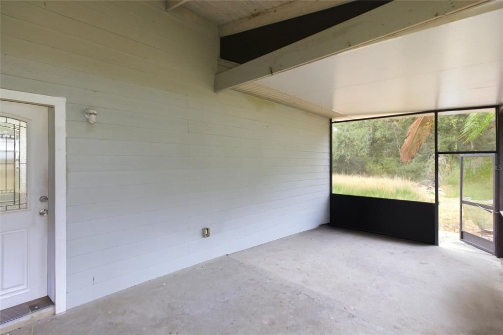 Empty room, Interior