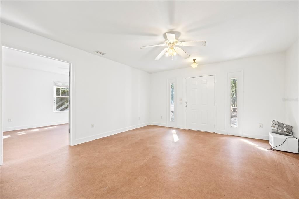 Empty room, Interior