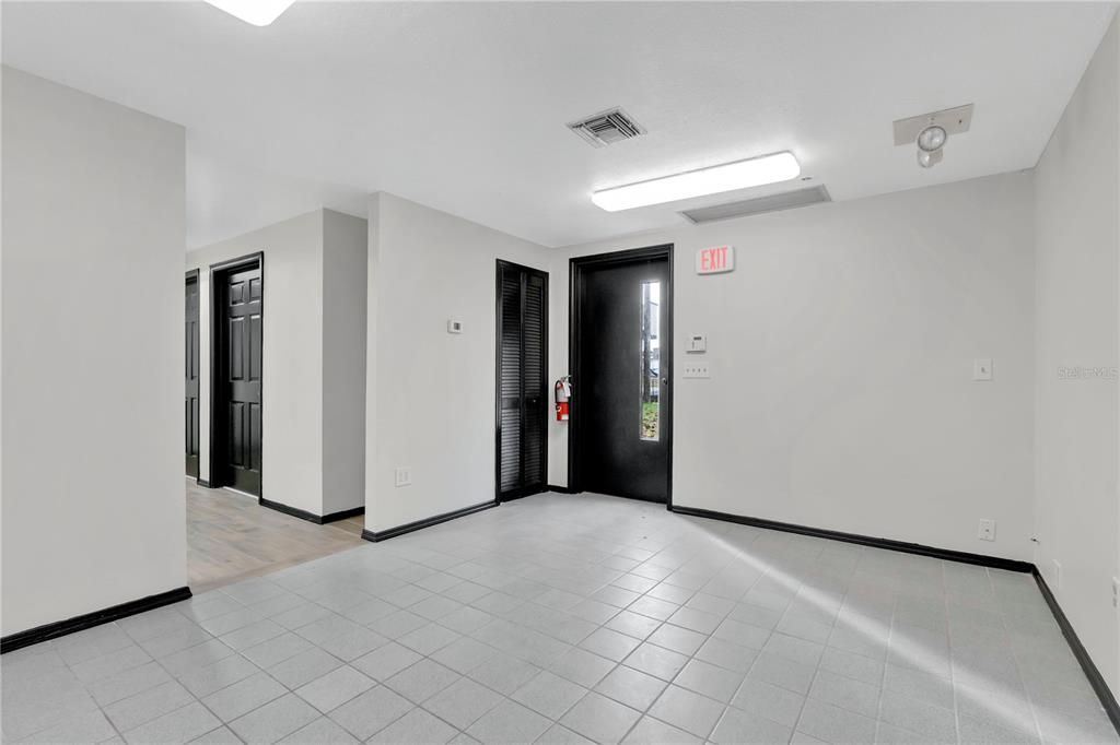 Empty room, Interior