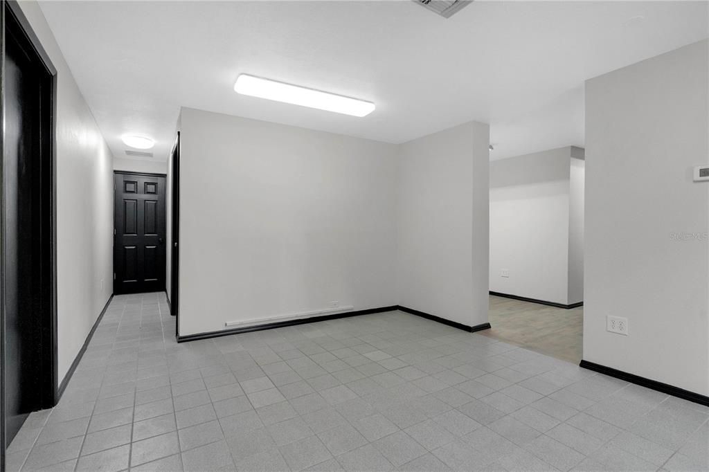 Empty room, Interior