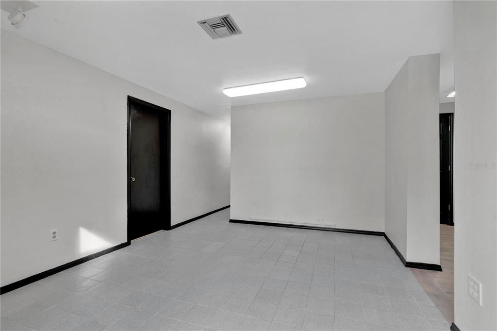 Empty room, Interior