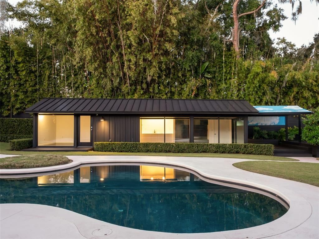 Exterior, Facade, Pool, Ranch