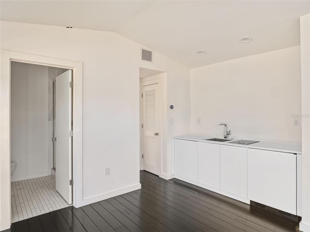 Interior, Recessed Lighting, Washer, Wood Texture Flooring