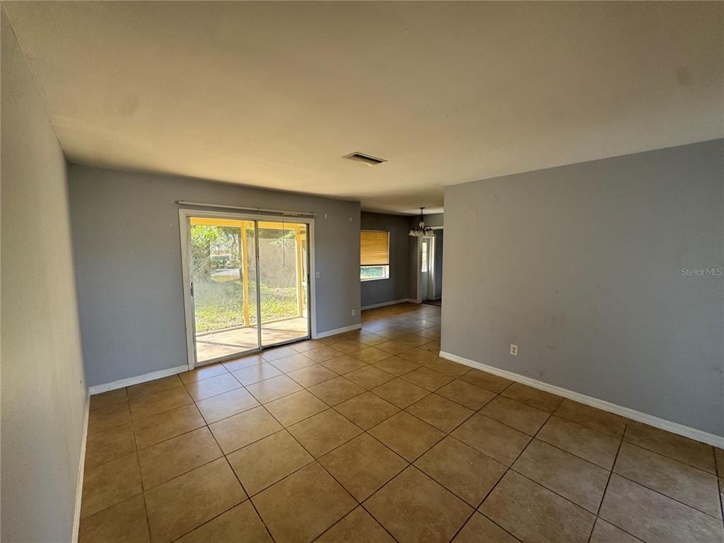 Empty room, Interior