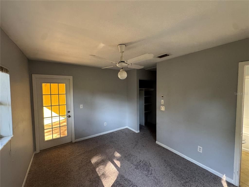 Empty room, Interior