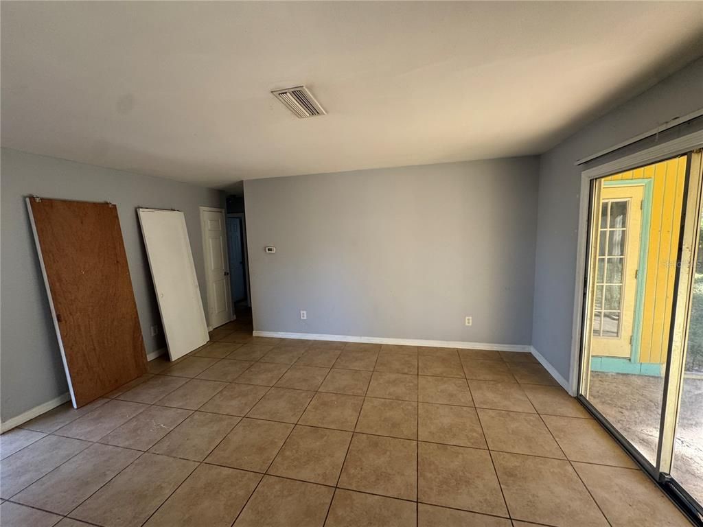 Empty room, Interior