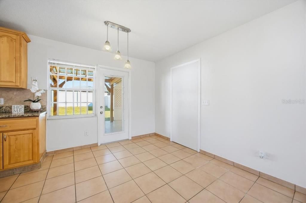 Empty room, Interior, Pendant Lights