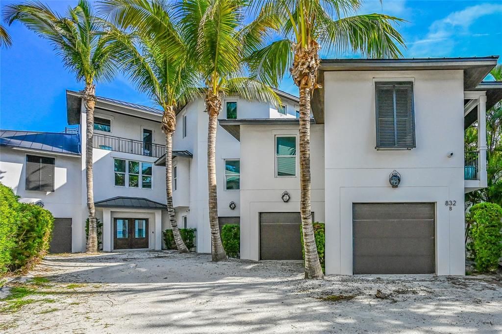 Attached, Exterior, Facade, Mediterranean