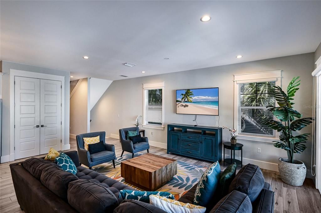 Interior, Living room, Recessed Lighting, Wood Texture Flooring