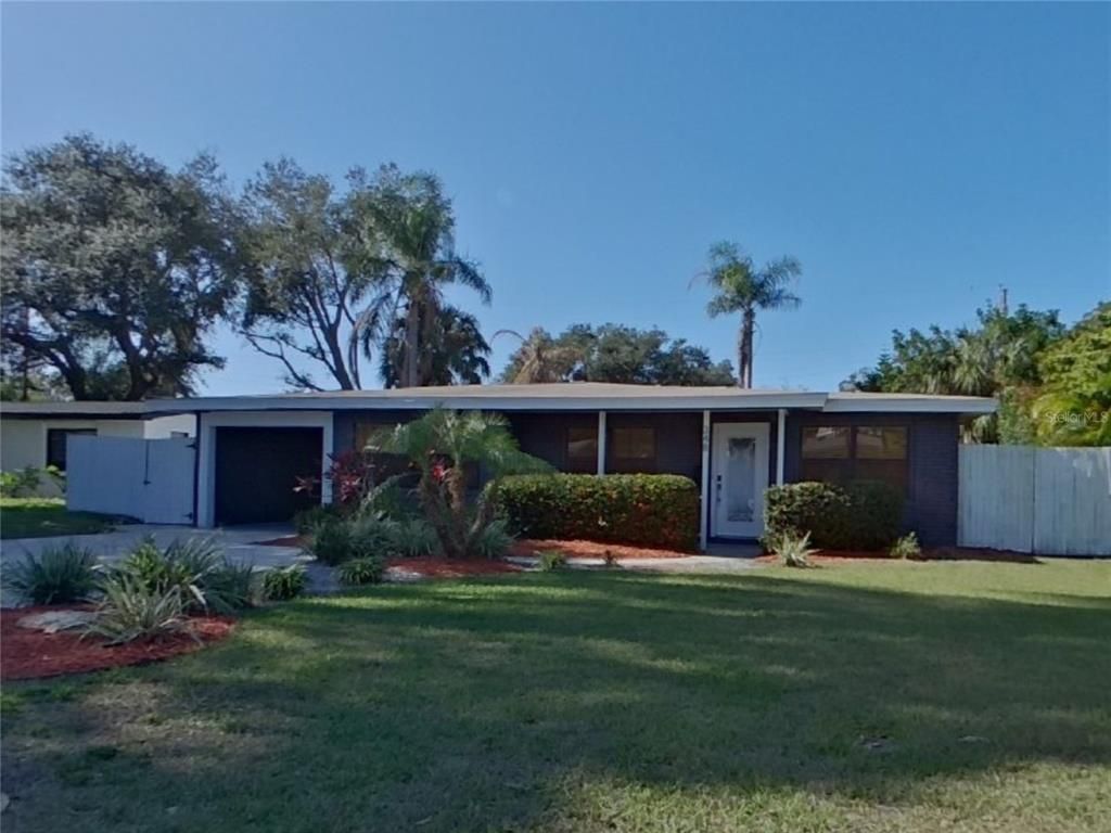 Backyard, Exterior, Facade, Ranch