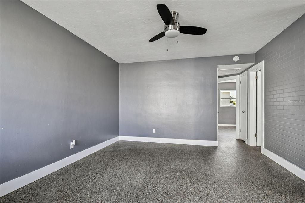 Empty room, Interior