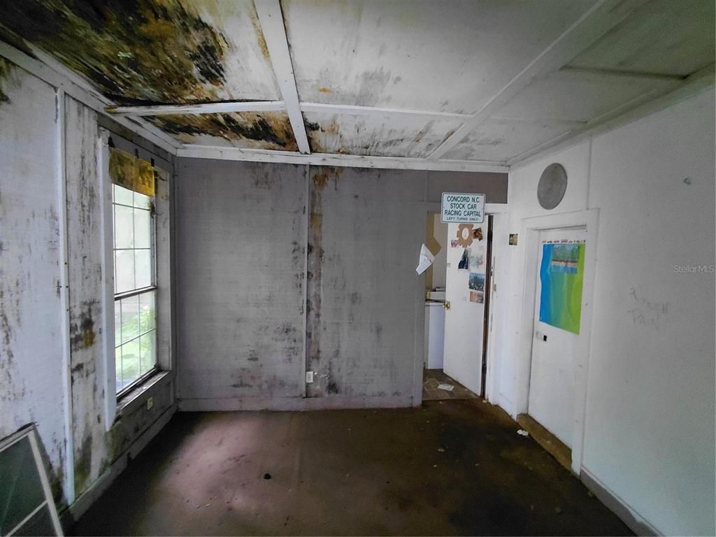 Empty room, Interior