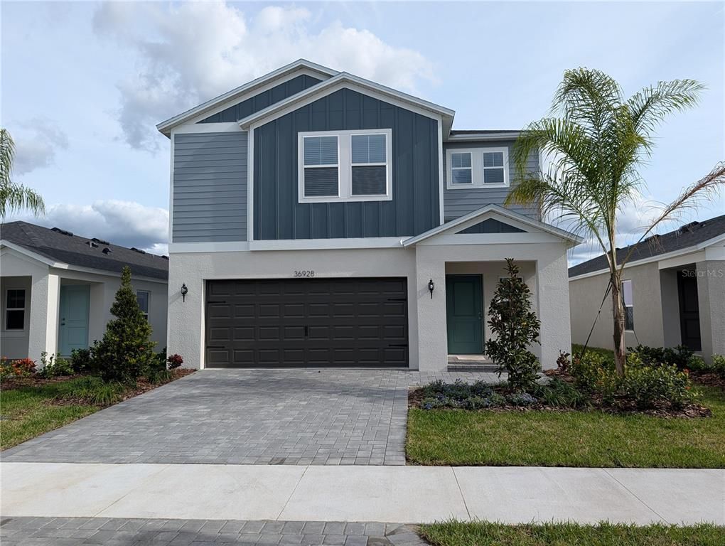 Attached, Exterior, Facade, American Craftsman