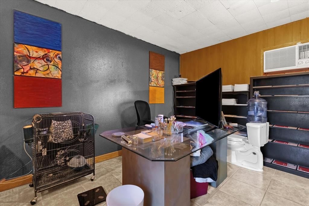 Home Office, Interior