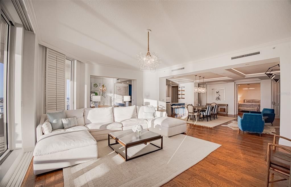 Chandelier, Dining room, Interior, Living room, Pendant Lights, Wood Texture Flooring