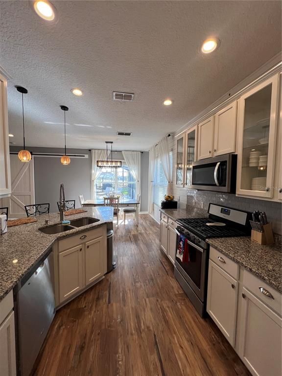 Dining room, Interior, Kitchen, Pendant Lights, Recessed Lighting, Wood Texture Flooring