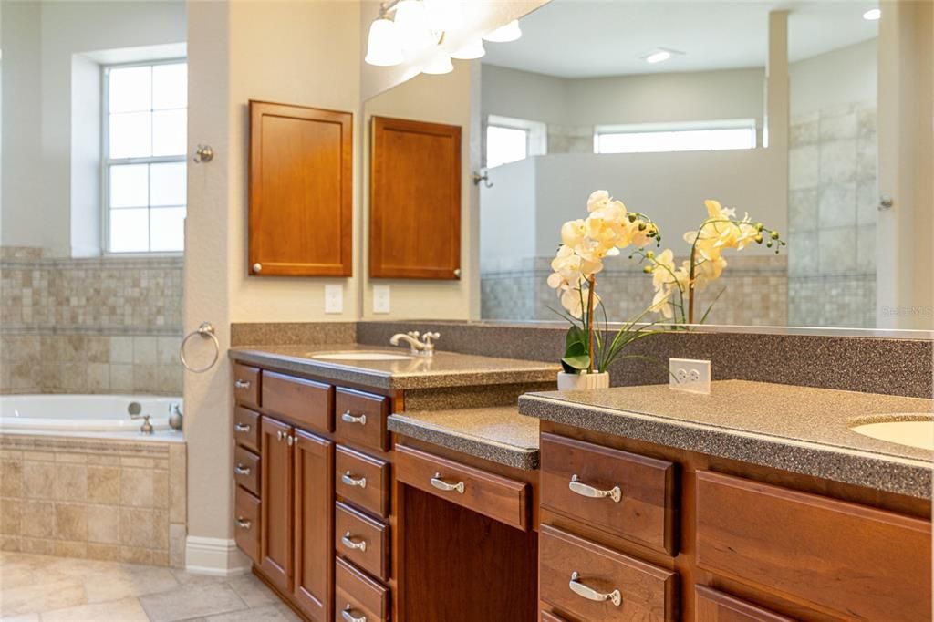 Bathroom, Dual Sink Vanities, Interior, Recessed Lighting