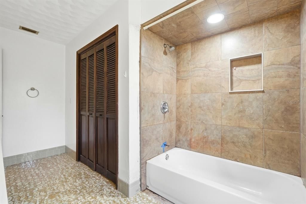 Bathroom, Interior, Recessed Lighting