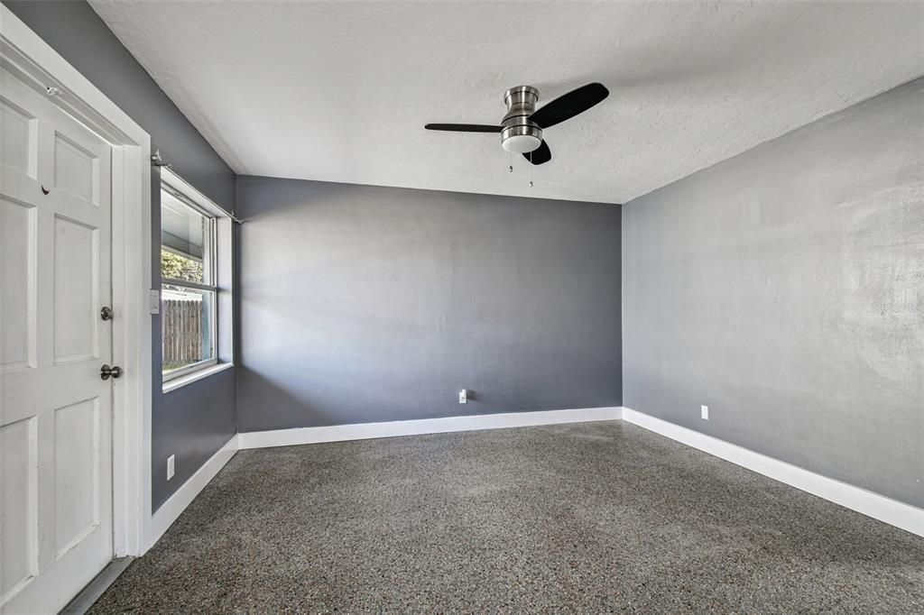 Empty room, Interior