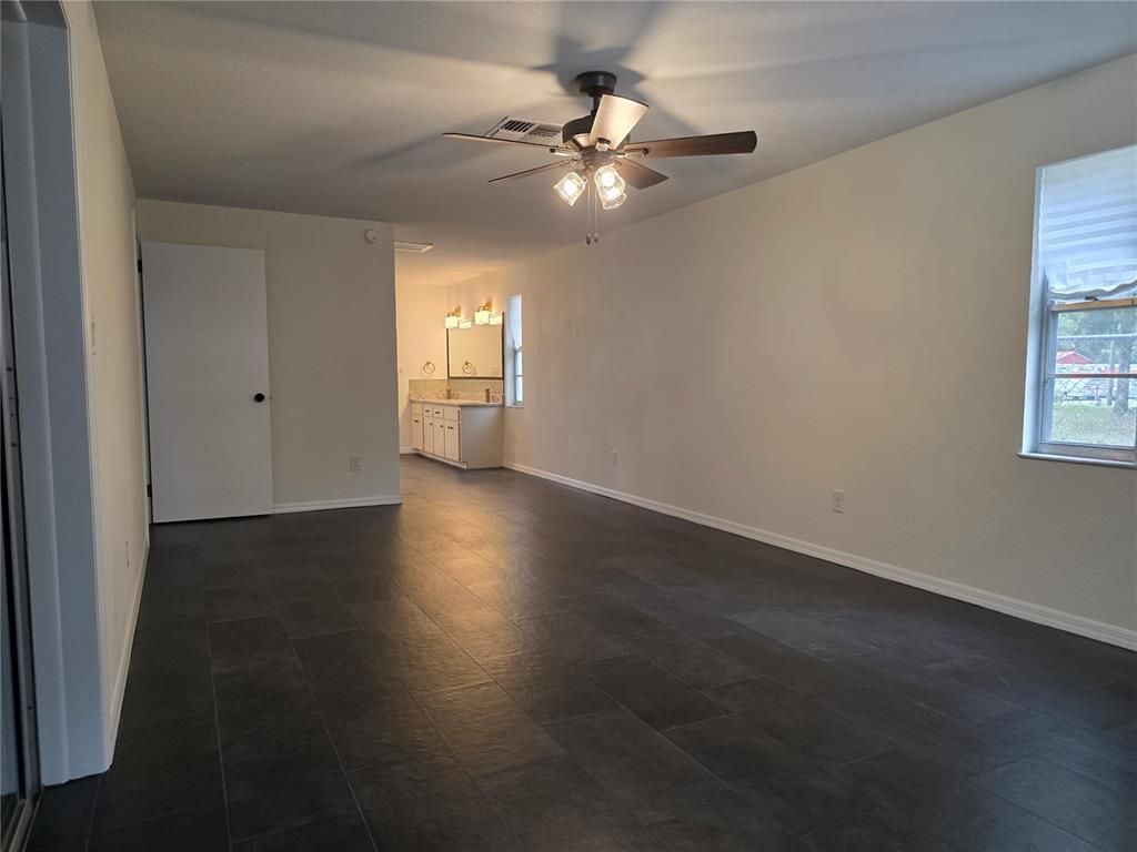 Empty room, Interior